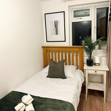 Relaxing Room In Spacious House Лондон Екстериор снимка