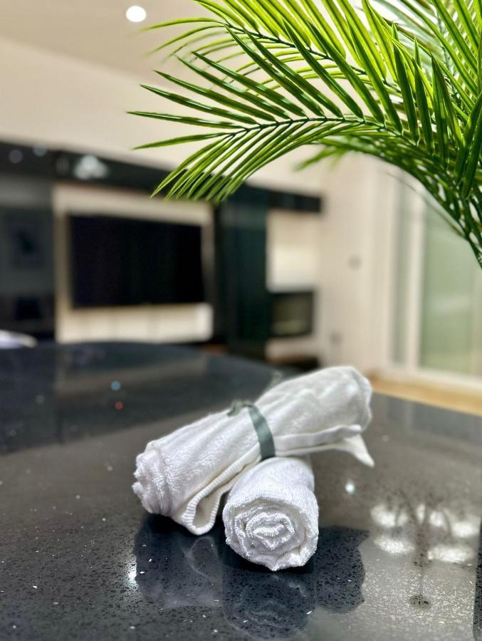 Relaxing Room In Spacious House Лондон Екстериор снимка