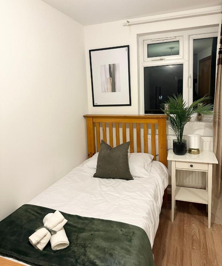 Relaxing Room In Spacious House Лондон Екстериор снимка