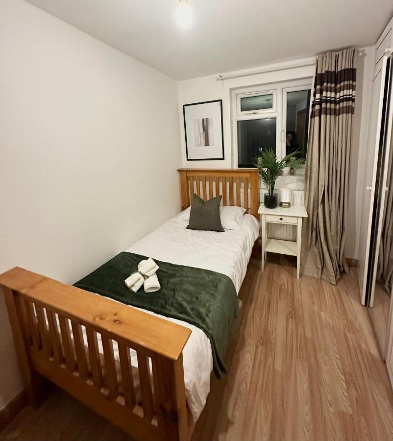 Relaxing Room In Spacious House Лондон Екстериор снимка